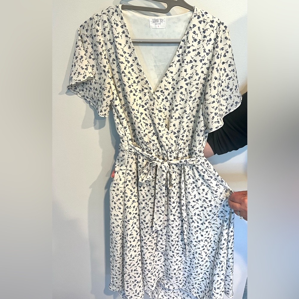 Sienna Sky Flower Dress with lining.  Color- White. Size S.